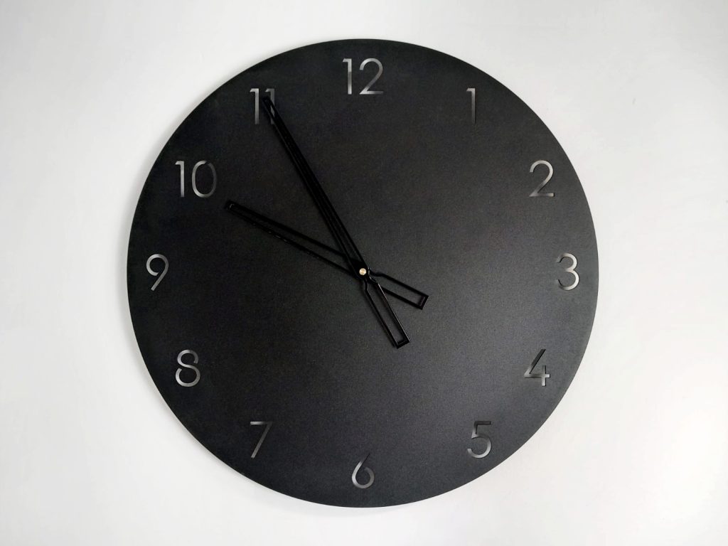 Horloge en métal Classic 40 cm – Image 4