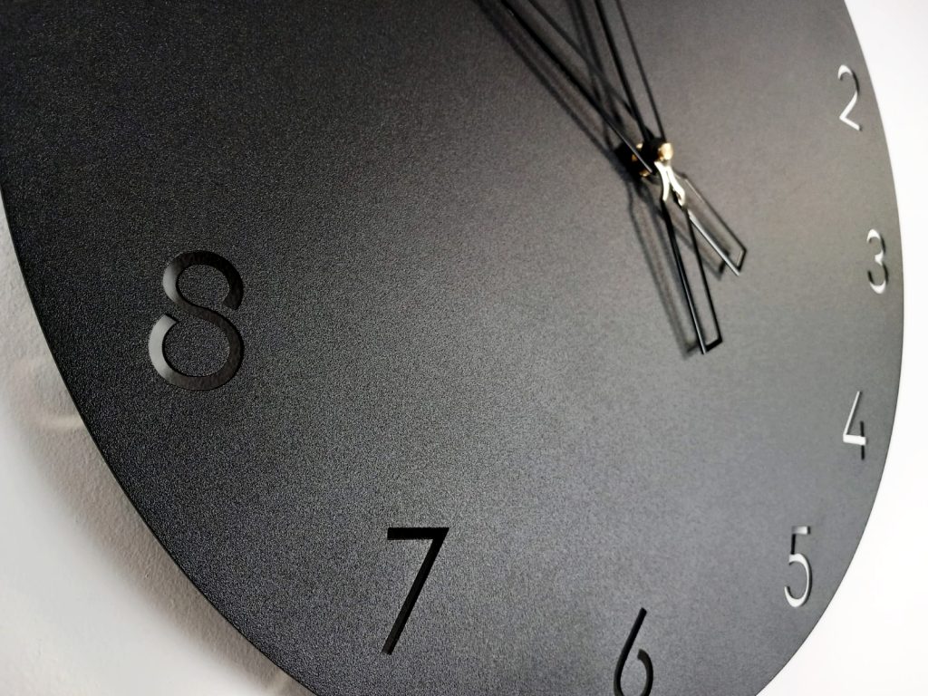 Horloge en métal Classic 40 cm – Image 3