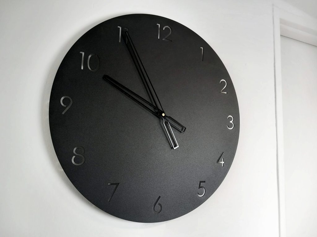 Horloge en métal Classic 40 cm – Image 2